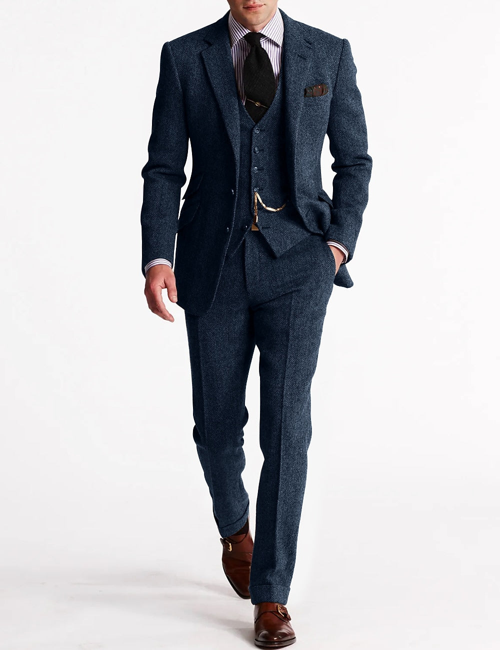 Costume trois pièces en tweed à chevrons bleu marine porté avec chemise rayée, cravate noire et gilet boutonné 5