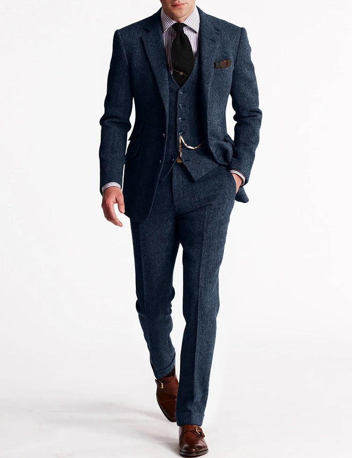 Costume trois pièces en tweed à chevrons bleu marine porté avec chemise rayée, cravate noire et gilet boutonné 5