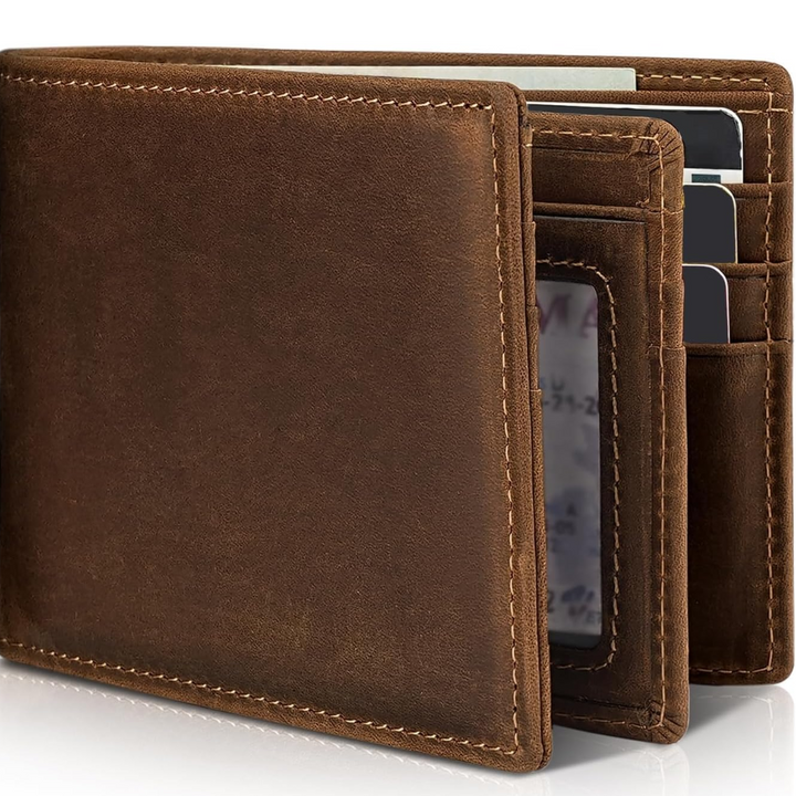 Portefeuille en cuir brun clair mat avec surpiqûres beige apparentes, présenté entrouvert sur ses fentes à cartes et sa fenêtre transparente. 3
