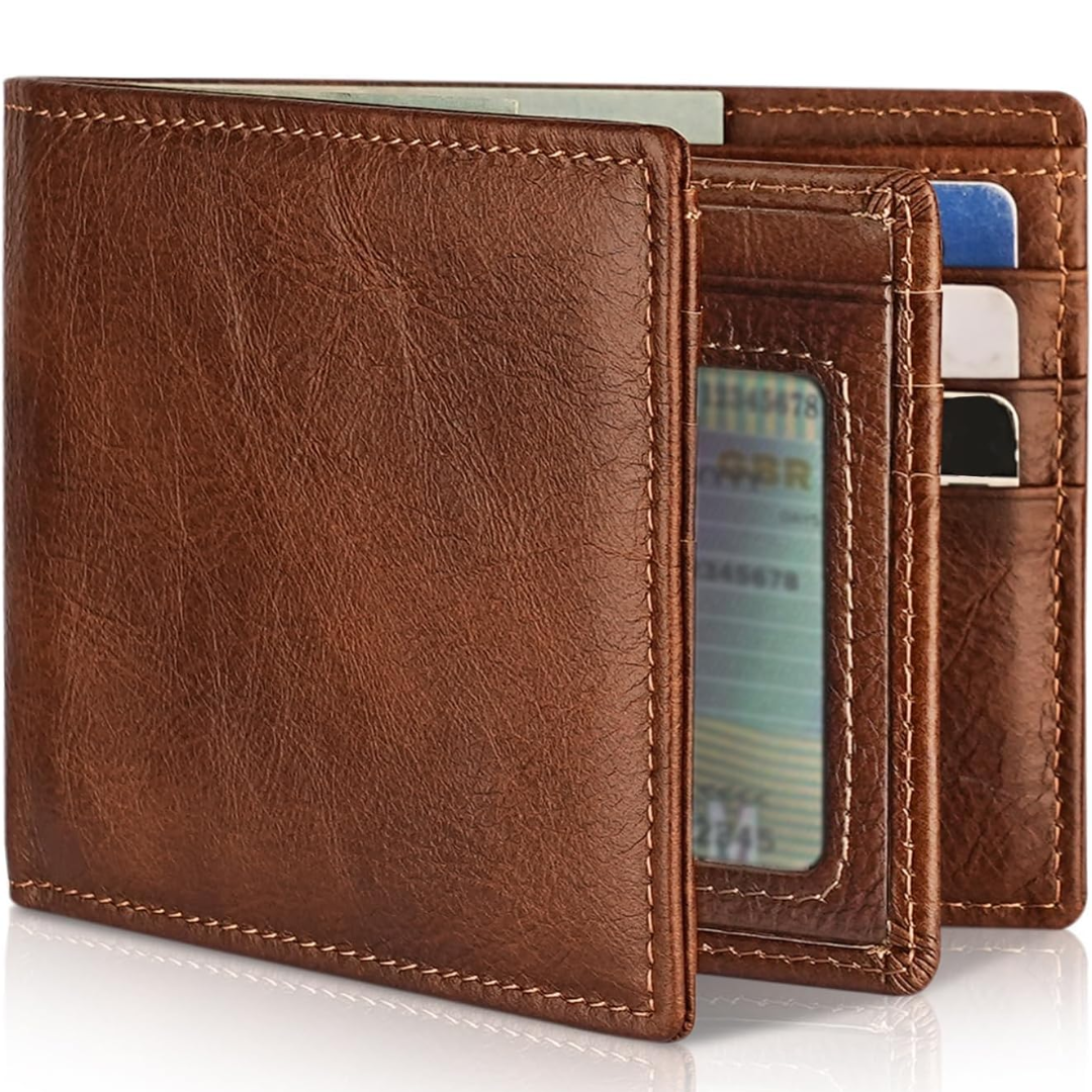 Portefeuille en cuir brun roux grainé aux veinures naturelles, surpiqûres claires, avec cartes bancaires visibles dans les fentes intérieures. 5
