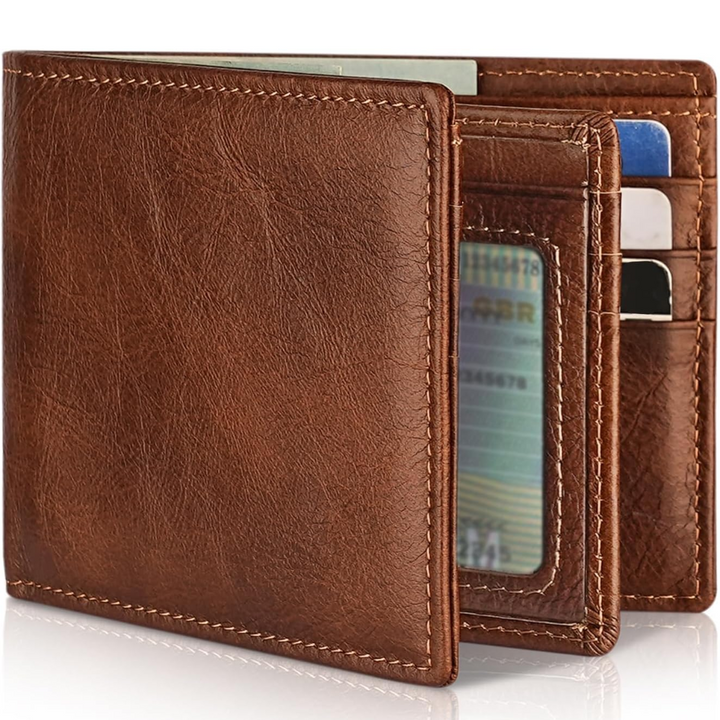 Portefeuille en cuir brun roux grainé aux veinures naturelles, surpiqûres claires, avec cartes bancaires visibles dans les fentes intérieures. 5