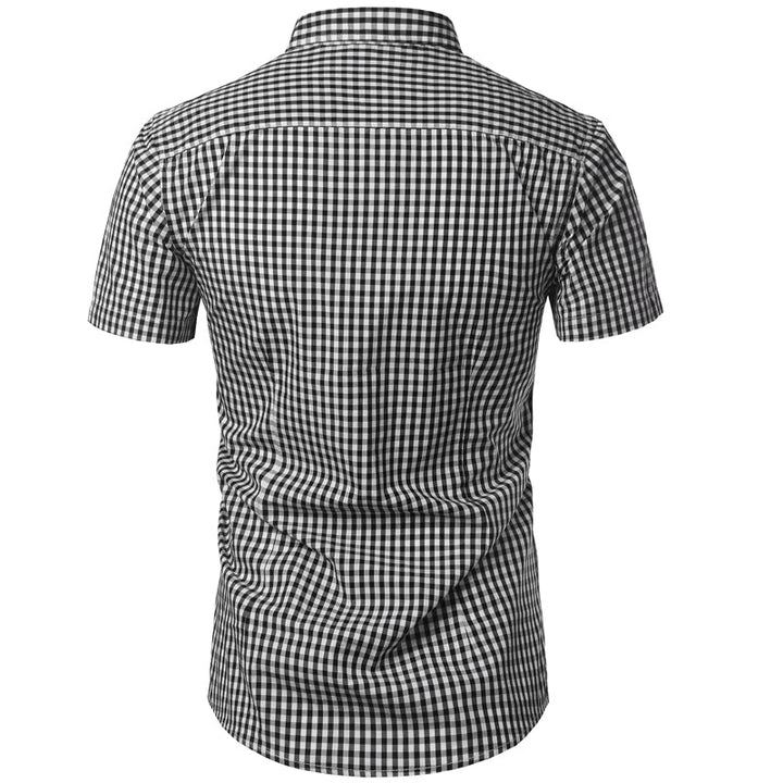 Dos de la chemise à carreaux noirs et blancs, manches courtes, empiècement aux épaules et bas arrondi. 8