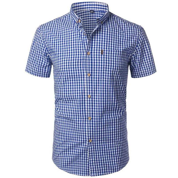 Vue de face de la chemise à petits carreaux bleu roi et blancs, col boutonné et poche poitrine. 4