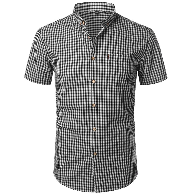 Vue de face de la chemise à petits carreaux noirs et blancs, col boutonné, poche poitrine et boutons en bois. 7