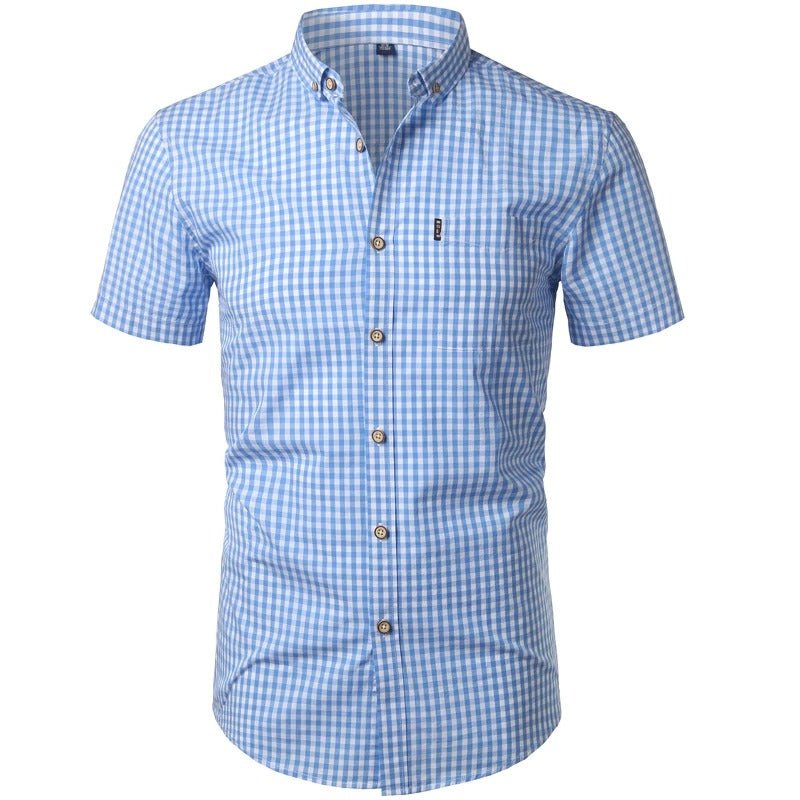 Vue de face de la chemise à petits carreaux bleu ciel et blancs, avec poche poitrine et boutons en bois. 1