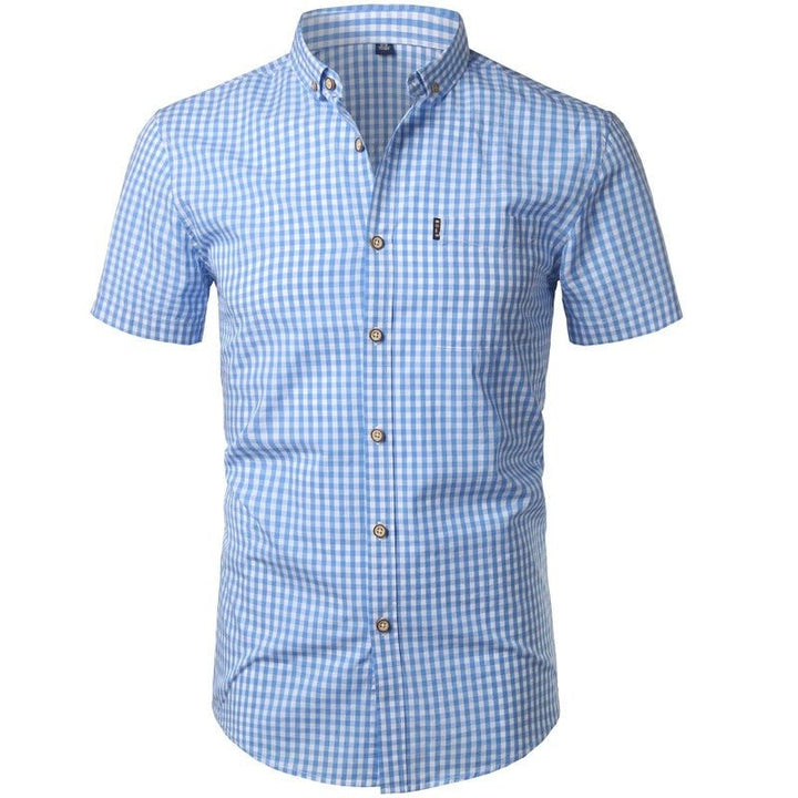 Vue de face de la chemise à petits carreaux bleu ciel et blancs, avec poche poitrine et boutons en bois. 1