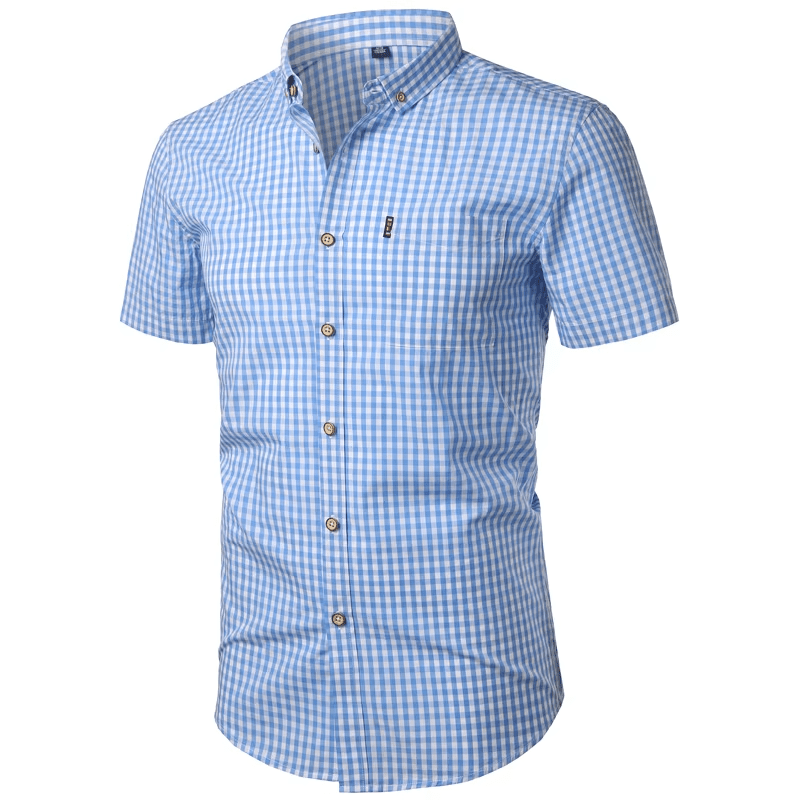 Chemise bleu ciel à petits carreaux vue de trois quarts, avec poche poitrine et boutons effet bois. 13