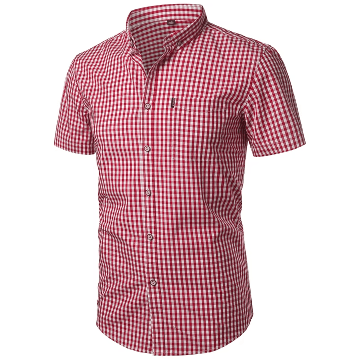 Chemise rouge à carreaux vue de trois quarts, avec poche poitrine, col boutonné et boutons effet bois. 11