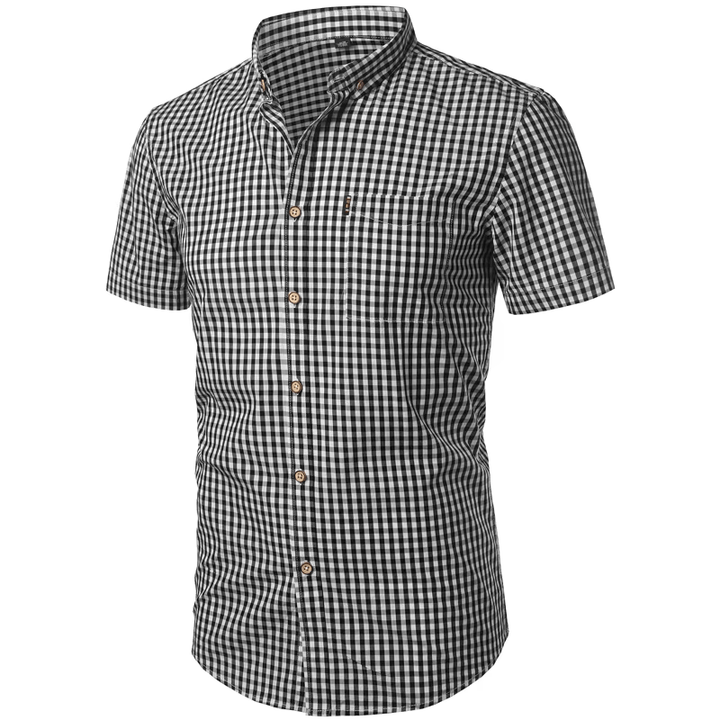 Chemise à carreaux noirs et blancs vue de trois quarts, avec poche poitrine, col boutonné et boutons effet bois. 9