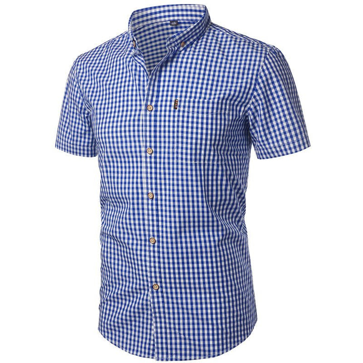 Chemise bleu roi à carreaux vue de trois quarts, avec poche poitrine et boutons effet bois. 5