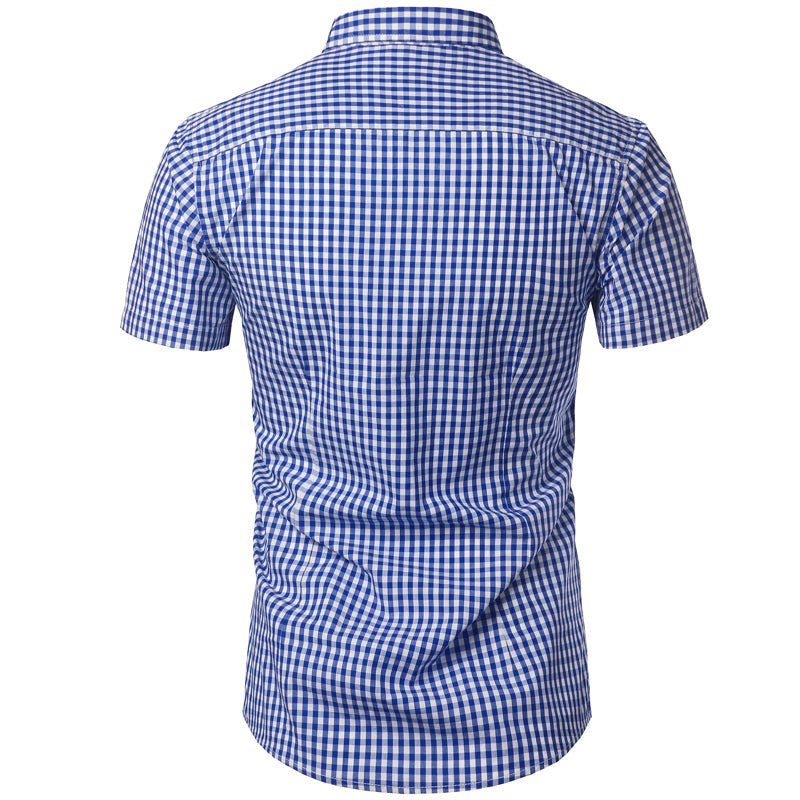 Dos de la chemise à carreaux bleu roi et blancs, manches courtes et empiècement visible aux épaules. 6