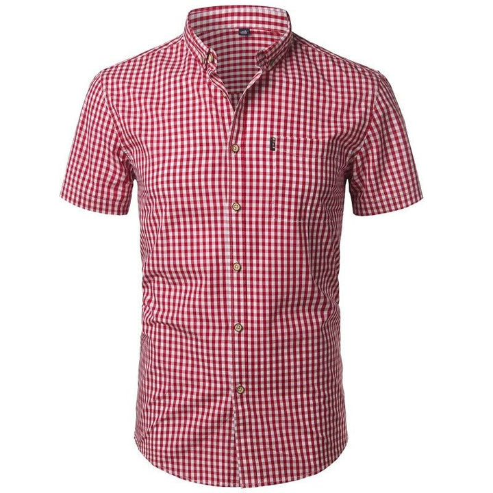 Vue de face de la chemise à petits carreaux rouges et blancs, col boutonné et poche poitrine. 10