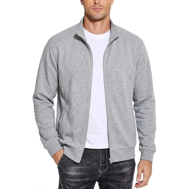 Homme portant la veste zippée gris clair chiné ouverte sur un t-shirt blanc, vue de face, main dans la poche. 7