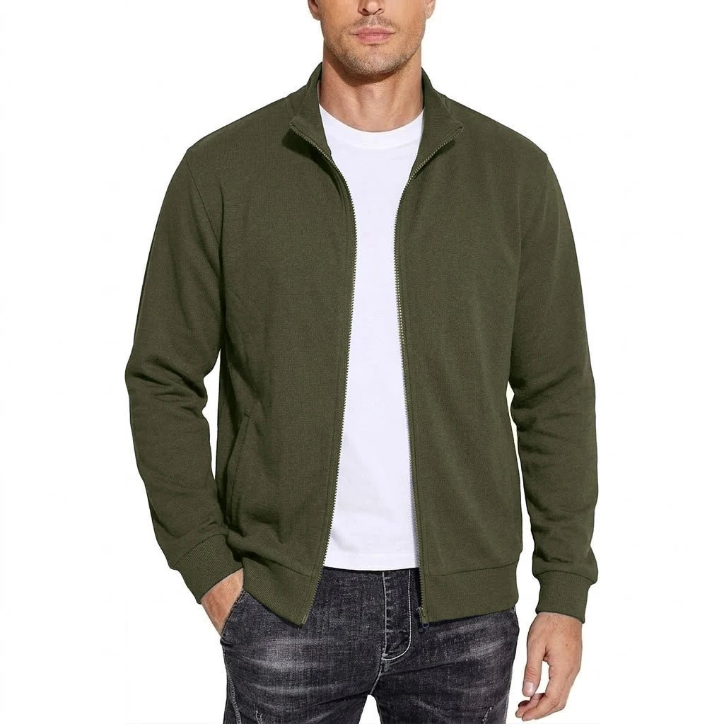 Homme portant la veste zippée vert kaki ouverte sur un t-shirt blanc, col montant et bas côtelé, avec un jean noir délavé. 6