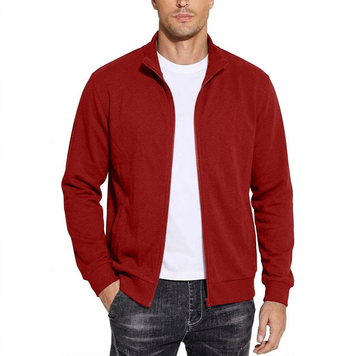 Homme portant la veste zippée rouge ouverte sur un t-shirt blanc, avec col montant, poche latérale et poignets côtelés. 4