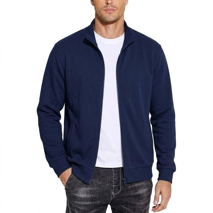 Homme portant la veste zippée bleu marine ouverte sur un t-shirt blanc, col montant et bas des manches côtelés. 3
