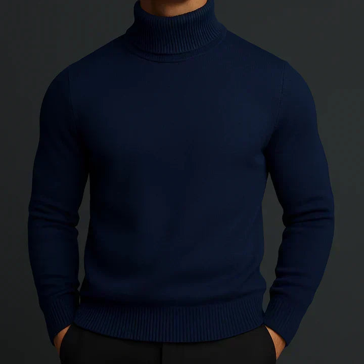 Homme portant le pull col roulé bleu marine, vu de face, mains dans les poches 3