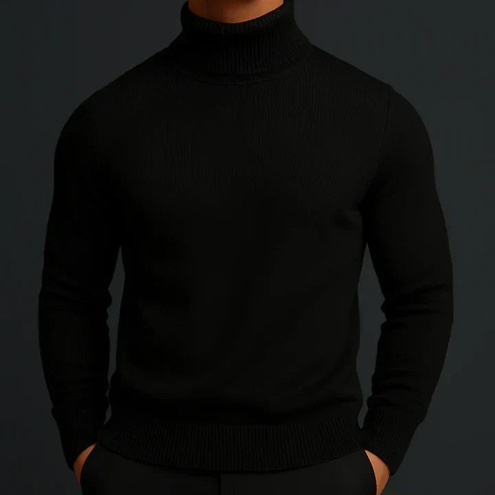 Homme portant le pull col roulé noir, vu de face, mains dans les poches 4