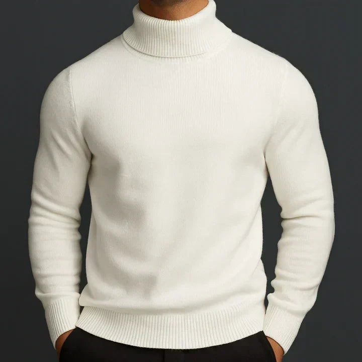 Homme portant le pull col roulé blanc cassé, mains dans les poches, vu de face 1