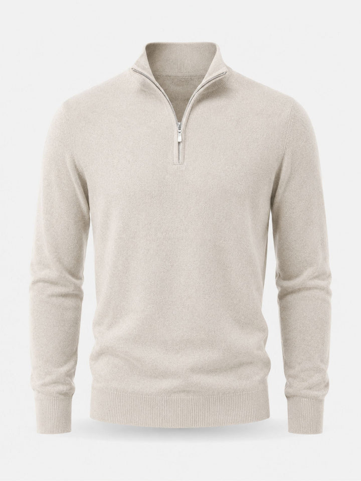 Pull beige à col zippé présenté à plat, vue de face, avec bords-côtes aux poignets et au bas. 12
