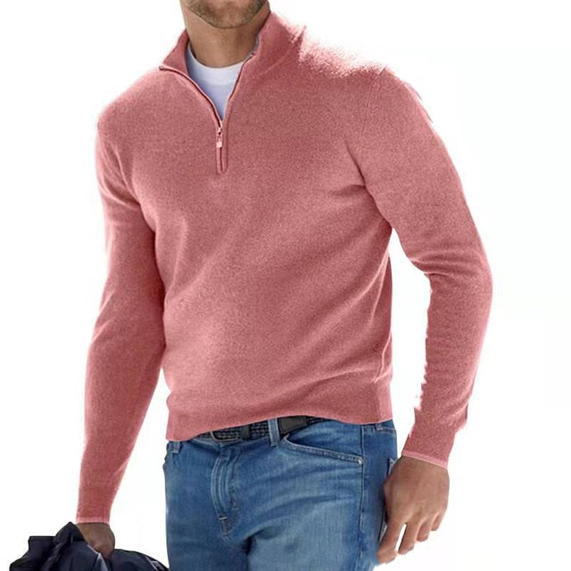 Homme en marche portant le pull rose à col zippé sur un t-shirt blanc, associé à un jean bleu. 3