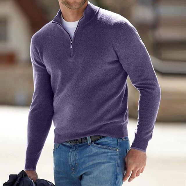 Homme dans la rue portant le pull violet à col zippé sur un t-shirt blanc, avec un jean bleu. 5