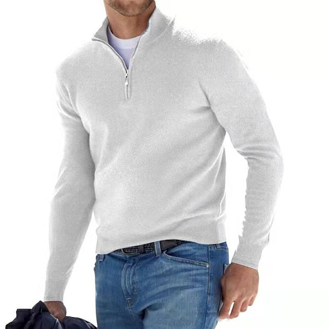 Homme portant le pull blanc cassé à col zippé sur un t-shirt blanc, avec un jean bleu. 7