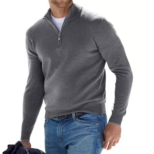 Homme en marche portant le pull gris à col zippé sur un t-shirt blanc, avec un jean bleu. 8