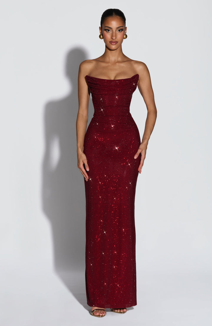 Vue de face de la robe longue bustier rouge bordeaux couverte de strass, portée par une mannequin, corsage drapé et jupe ajustée 1