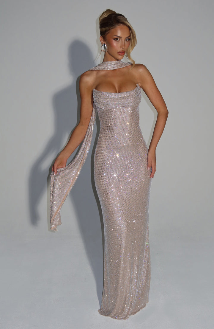 Robe nude à strass portée avec une écharpe drapée autour du cou qui tombe le long du bras, la mannequin tenant l'extrémité 17