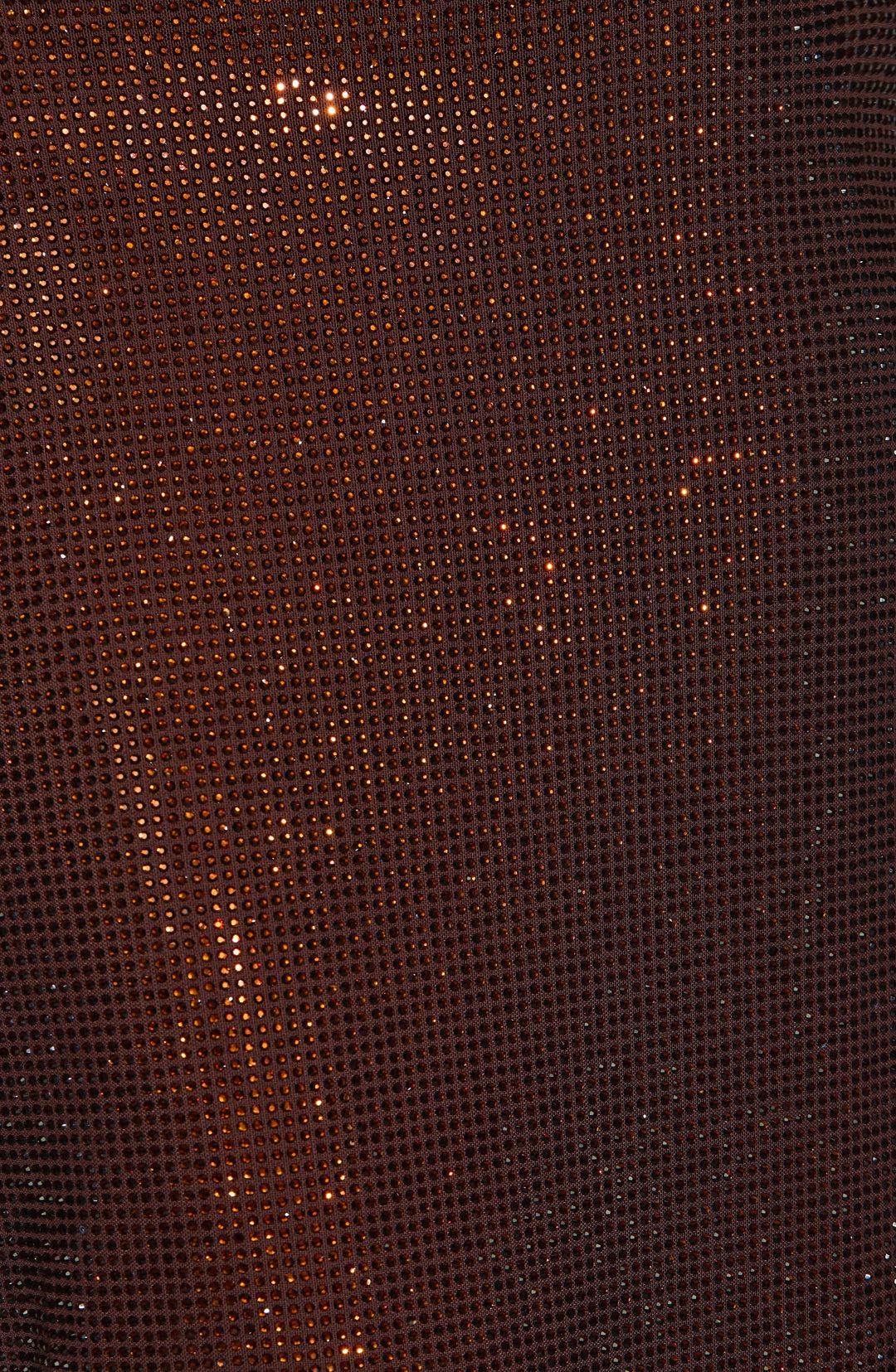Détail de la maille brun chocolat parsemée de petits strass cuivrés qui brillent, texture vue de très près 9