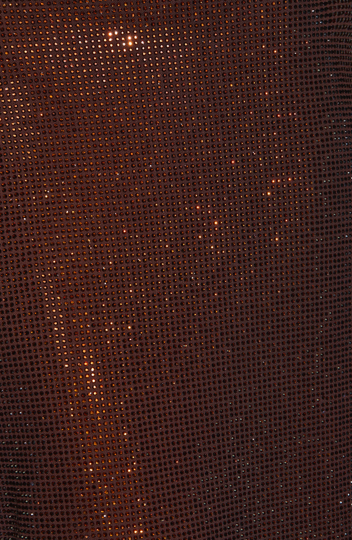 Détail de la maille brun chocolat parsemée de petits strass cuivrés qui brillent, texture vue de très près 9