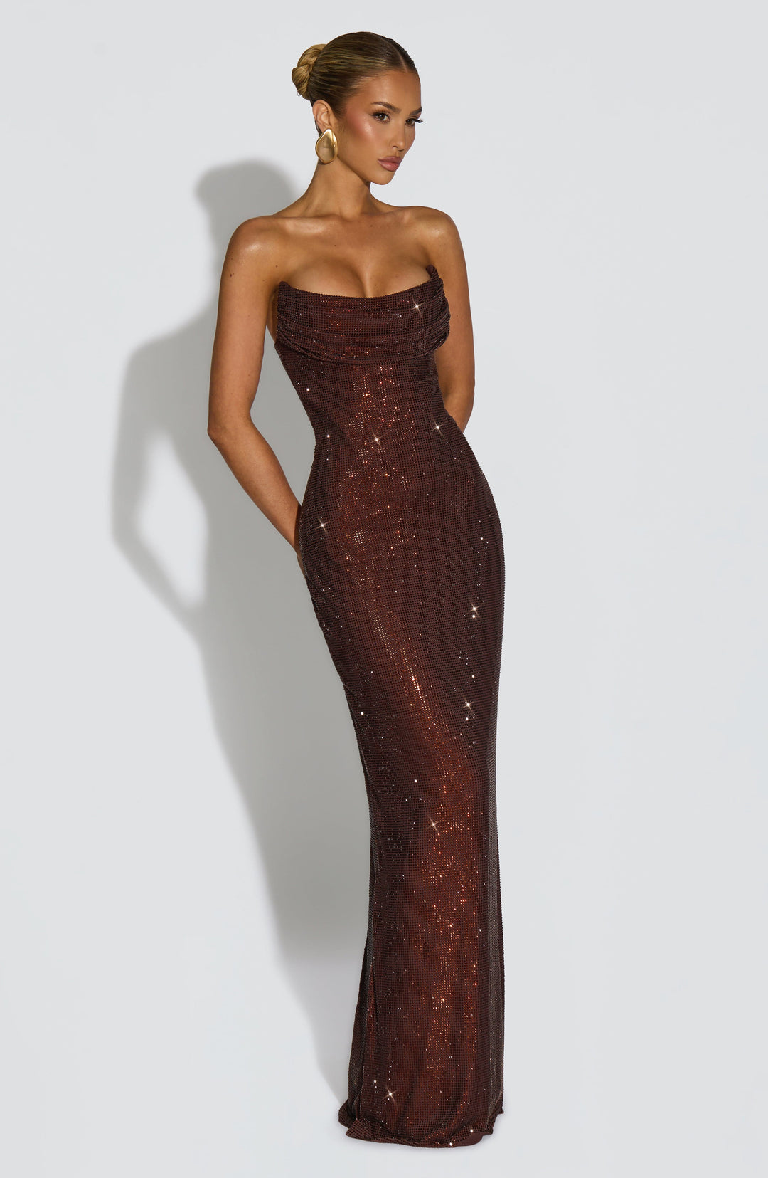 Robe longue bustier brun chocolat vue de trois quarts, mains dans le dos, silhouette cintrée et évasée vers le bas 12
