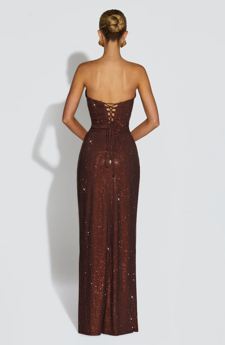 Vue de dos de la robe brun chocolat, corset lacé dans le dos et cordons retombants, chignon bas de la mannequin 8