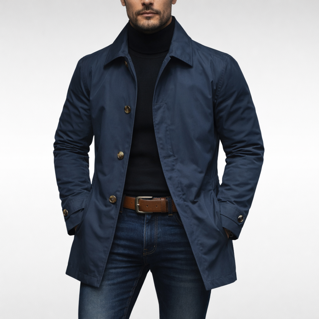 Manteau bleu marine à boutons dorés porté par un modèle, col roulé noir, ceinture en cuir marron et jean. 3