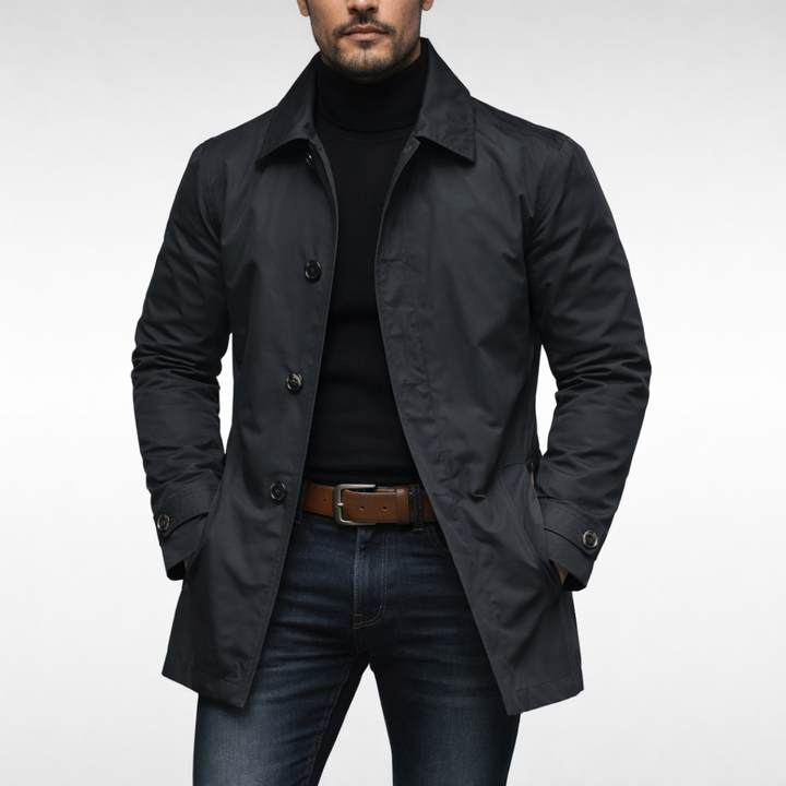 Manteau noir à boutons sombres porté par un modèle, avec col roulé noir, ceinture marron et jean bleu. 4