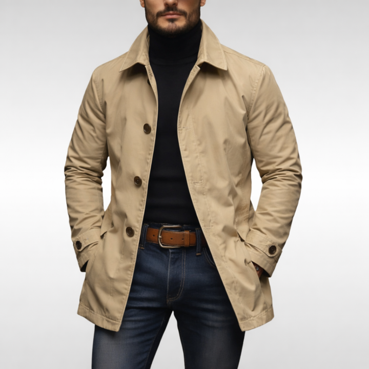 Manteau beige sable porté par un modèle, boutonné sur le devant, avec col roulé noir et jean foncé. 5