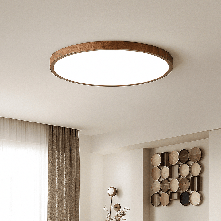 Grand plafonnier rond à cadre brun allumé au plafond d'un salon beige, avec rideau et décor mural en disques de bois. 11