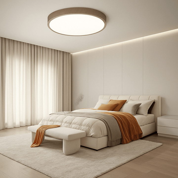 Plafonnier rond à cadre bois grisé allumé au-dessus d'un lit blanc aux coussins orange, dans une chambre épurée. 12