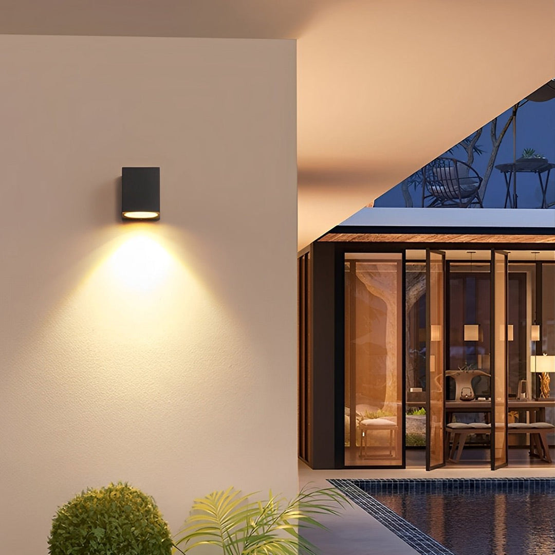 Applique noire éclairant vers le bas un mur crème près d'une terrasse vitrée et d'une piscine 8