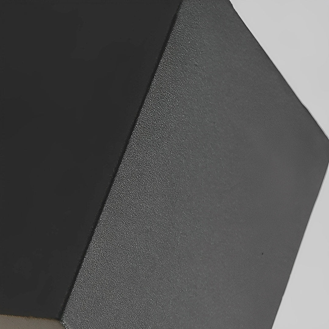 Gros plan sur la surface noire texturée et les arêtes du boîtier de l'applique 14
