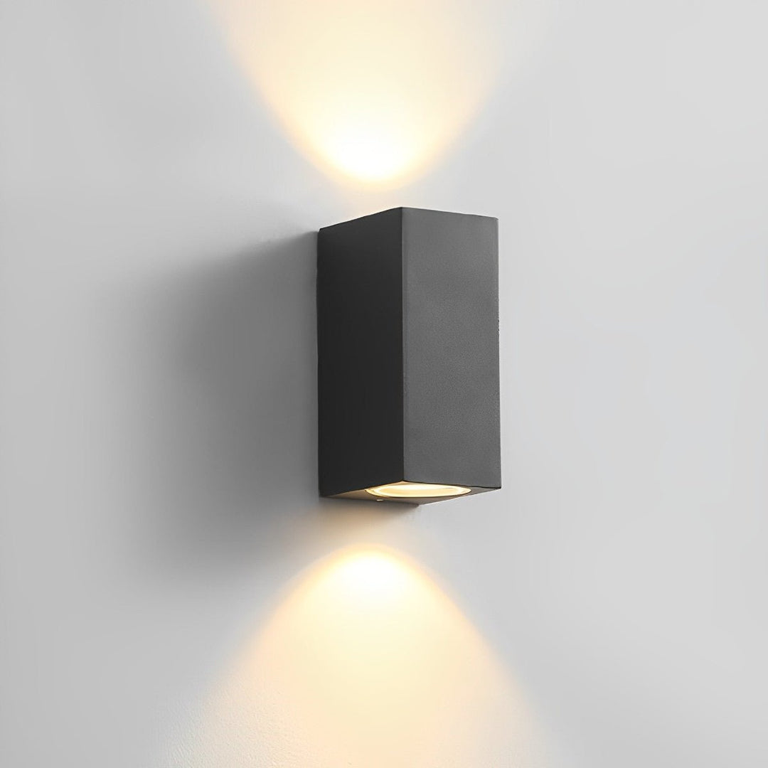 Applique rectangulaire noire à double éclairage sur un mur clair, lumière chaude vers le haut et le bas 12