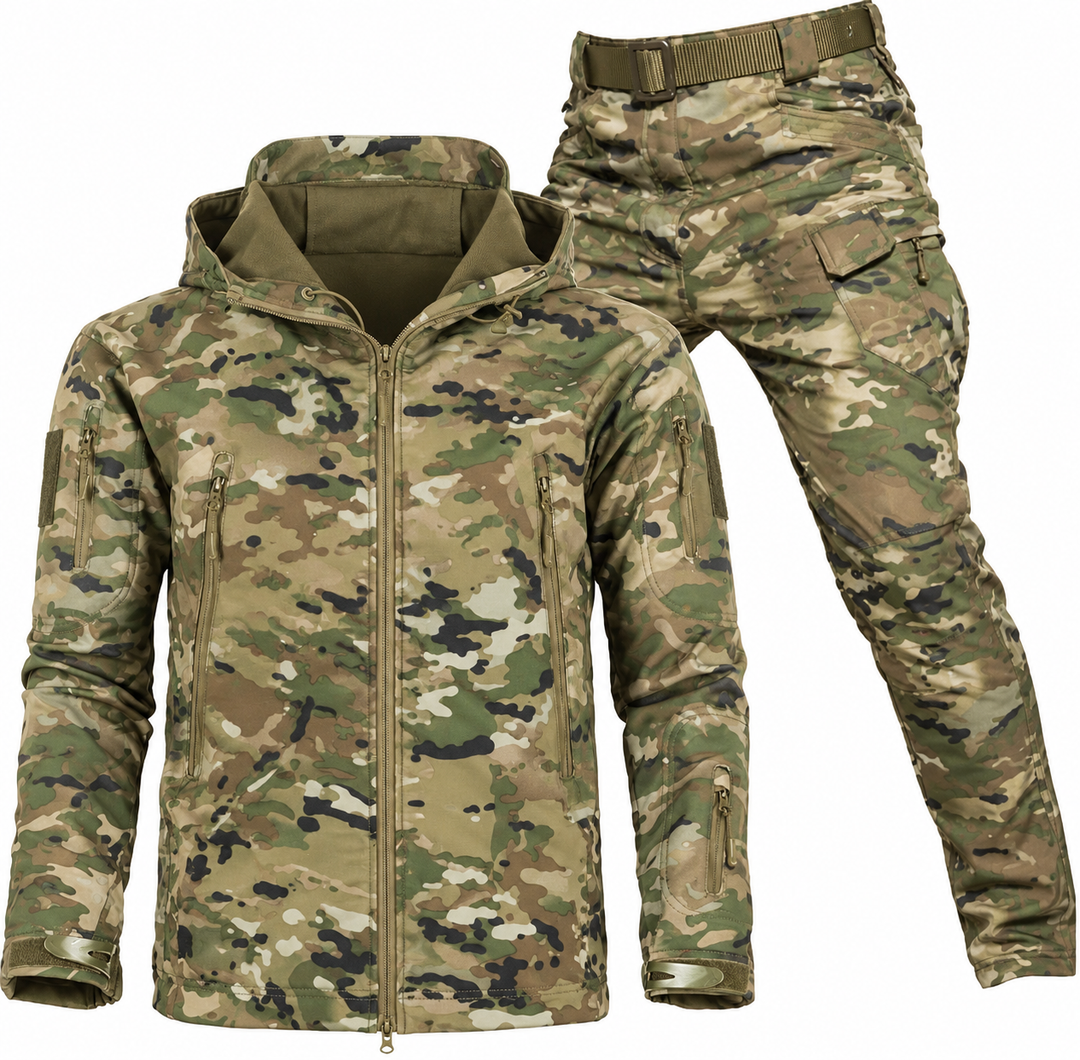Ensemble camouflage veste à capuche zippée et pantalon cargo ceinturé, avec doublure polaire visible dans la capuche et poches à rabat. 14