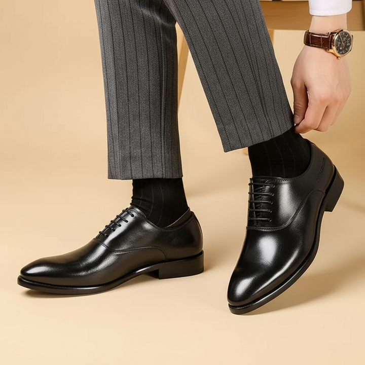 Oxford noires à lacets portées en studio, vue trois quarts avec pantalon rayé et chaussettes noires 3