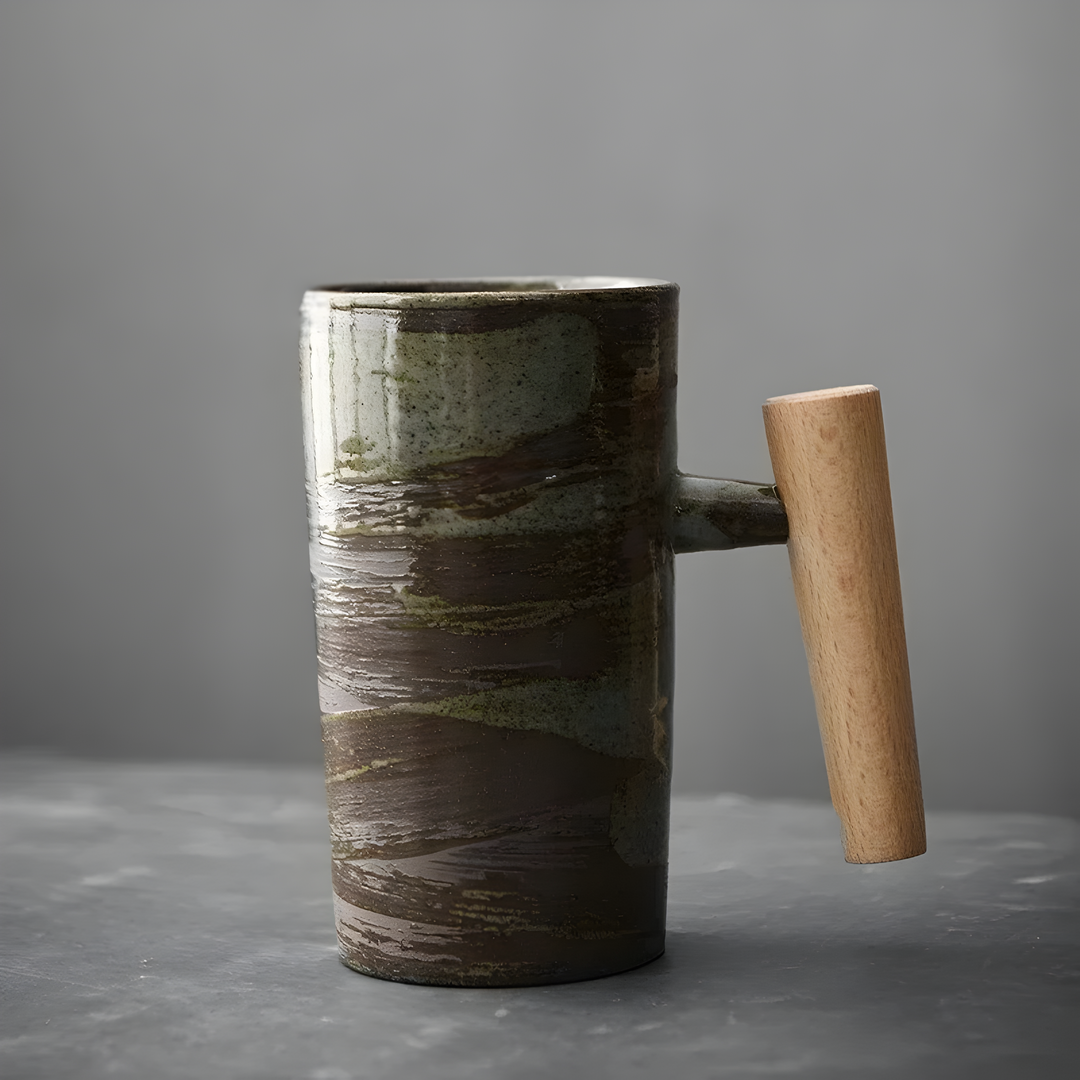 Tasse en grès vert et brun à effet de coups de pinceau, avec anse en bois clair 6