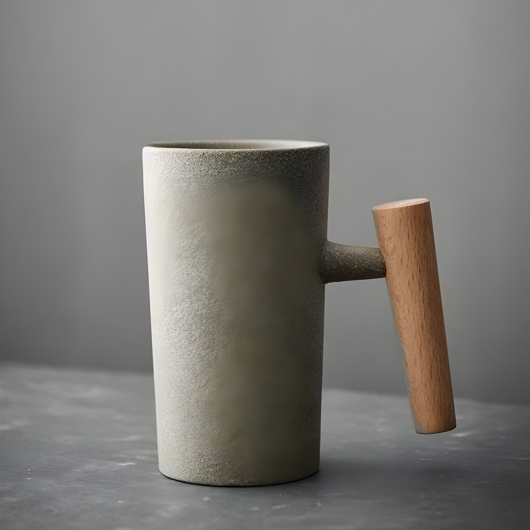 Tasse en grès beige grainé avec anse en bois clair, vue de côté sur fond gris 3