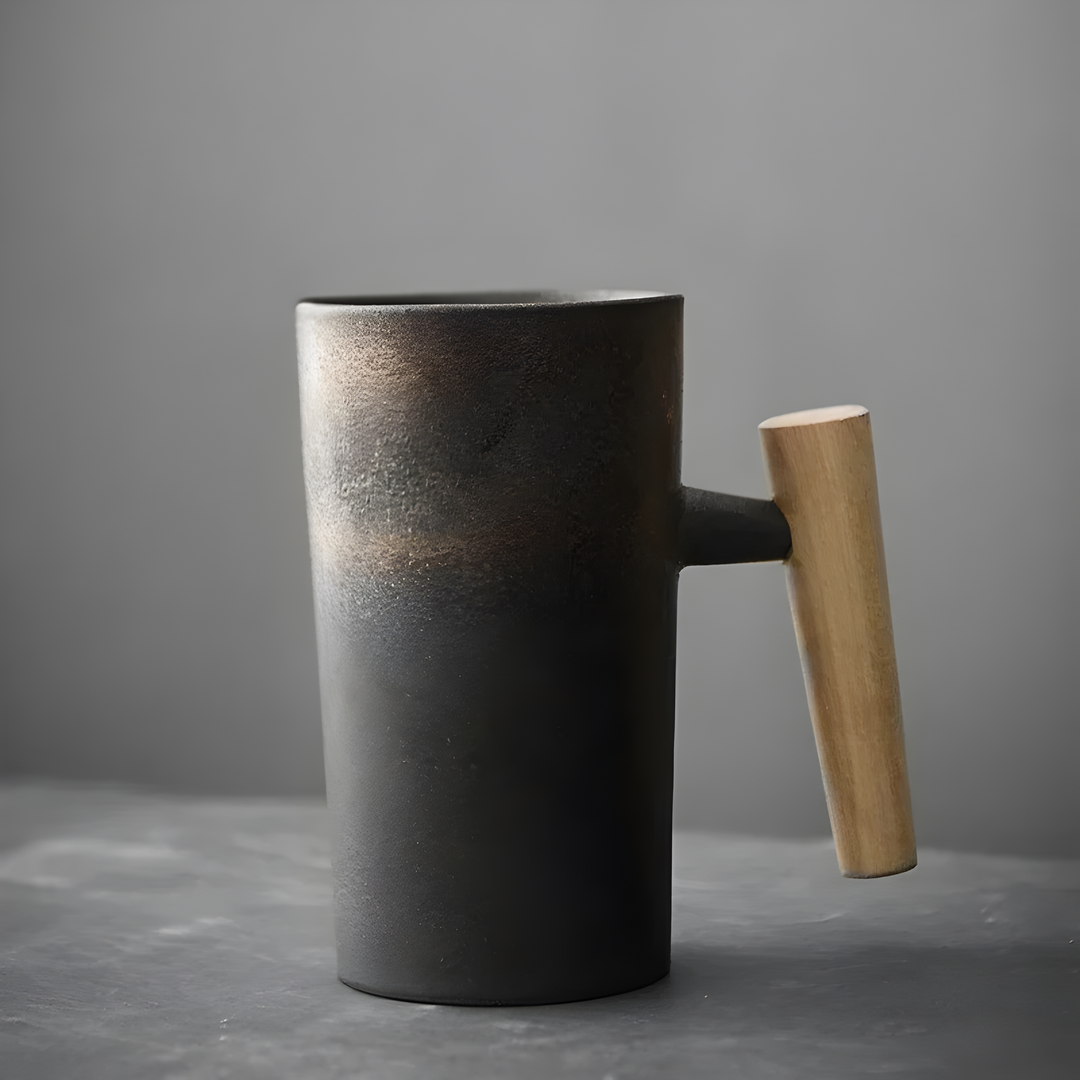 Tasse en grès noir à reflets cuivrés, avec anse en bois clair, vue de côté 4