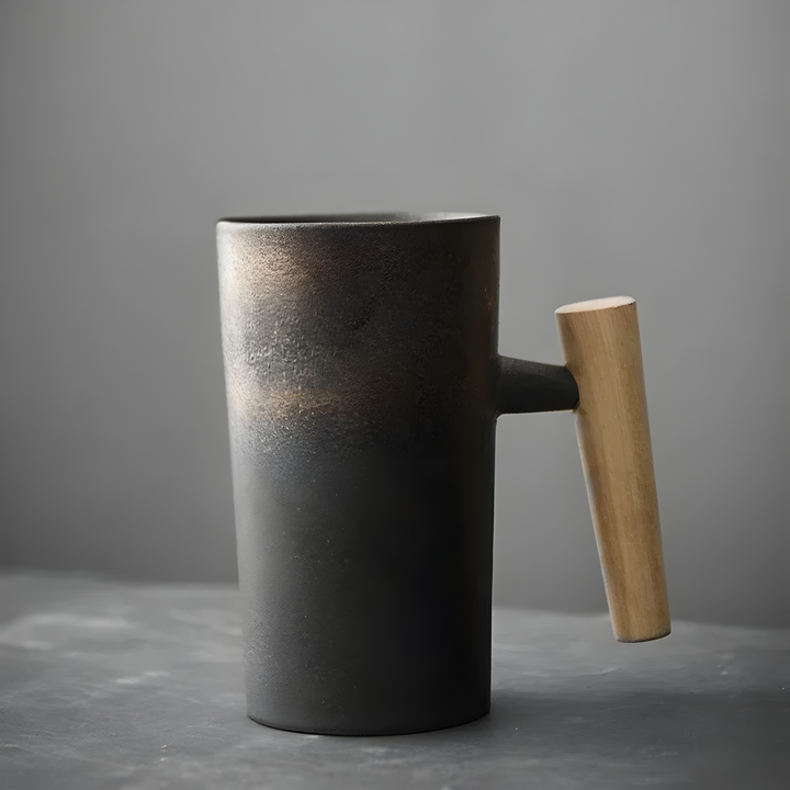 Tasse en grès noir à reflets cuivrés, avec anse en bois clair, vue de côté 4