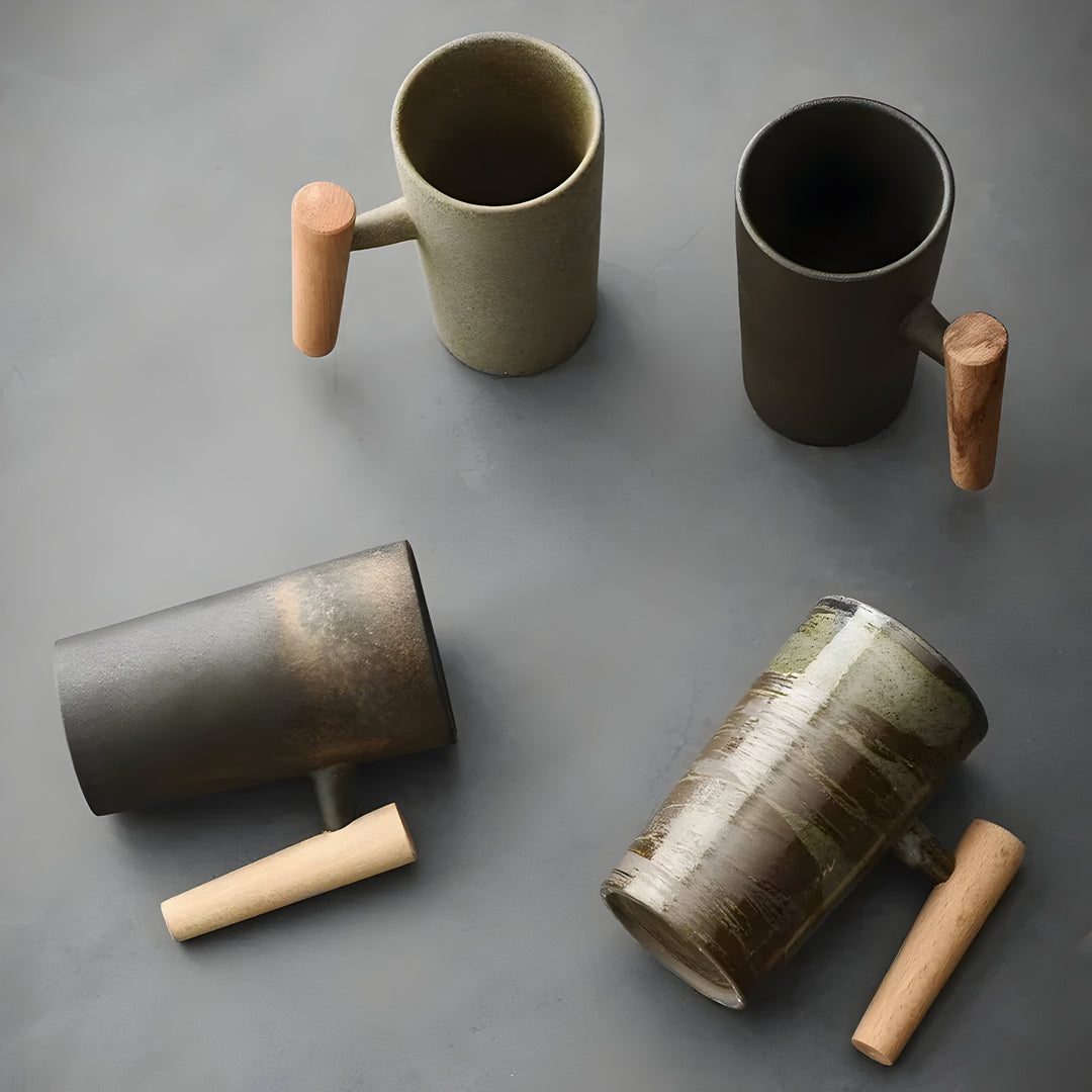 Vue de dessus de quatre tasses en grès, deux debout et deux couchées, anses en bois 8