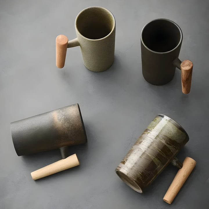 Vue de dessus de quatre tasses en grès, deux debout et deux couchées, anses en bois 8